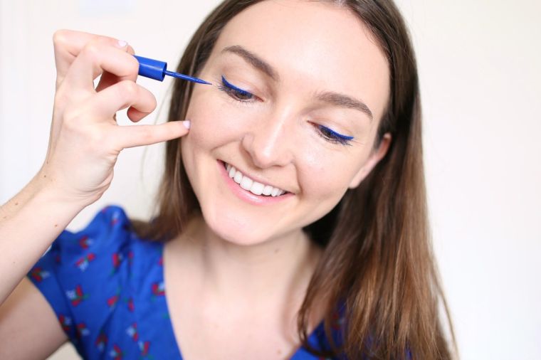 eyeliner-colore-blu-trend-trucco