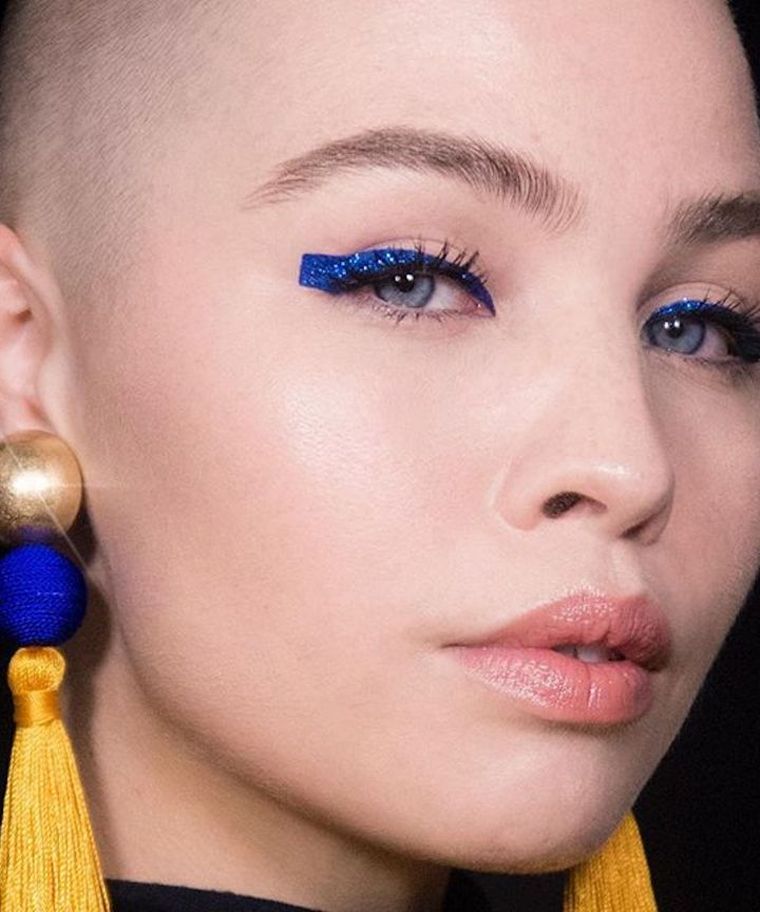eyeliner-blu-brillante-trucco-trend-2018
