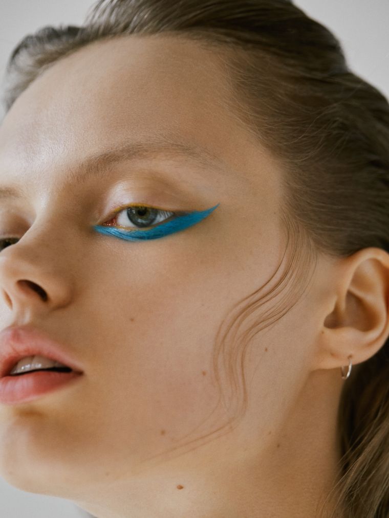 eyeliner-tendenza-colore-brillante-modello