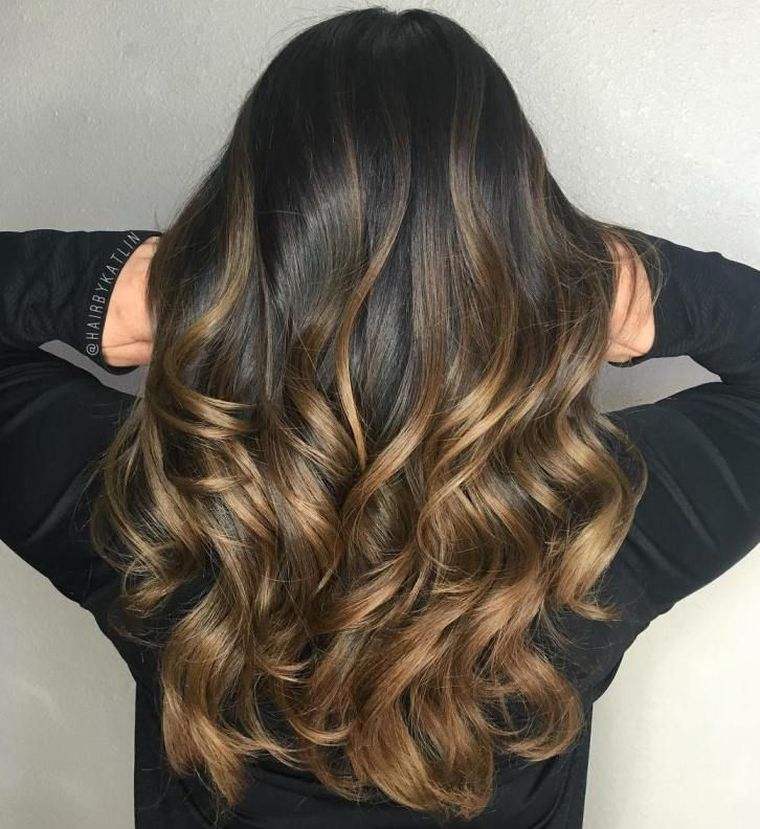 Balayage Ombre Plavuša Žena koja maše dugom kosom