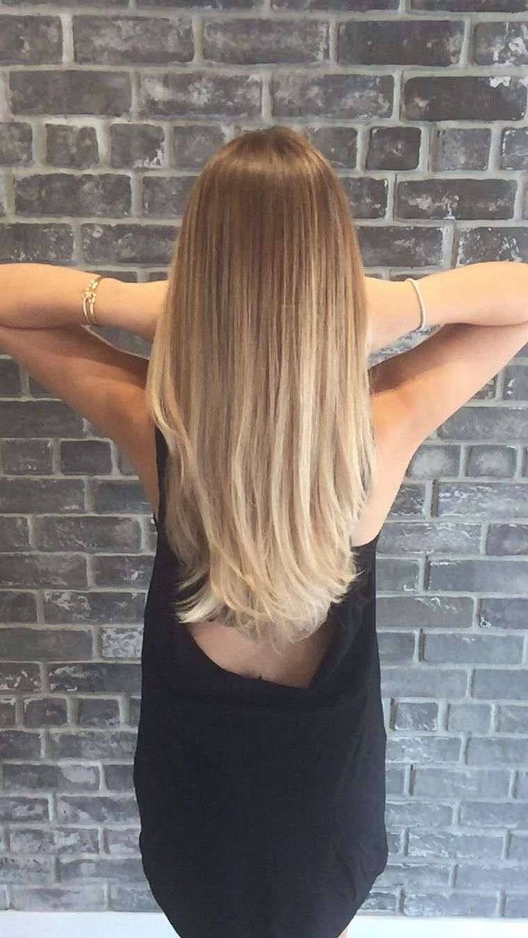 Balayage fodrász divatos szőke nő modern frizura