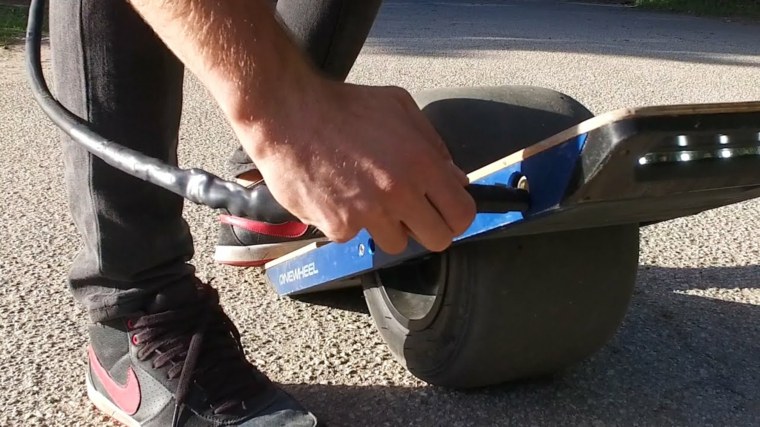 skateboard elettrico a una ruota facile da caricare