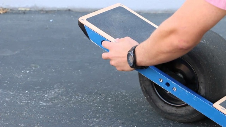 skateboard a ricarica elettrica a una ruota