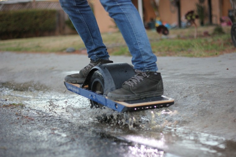 skateboard a una ruota in acqua