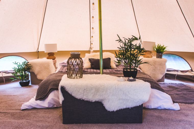 šator-glamping-vrt-kuća-vanjština-deco