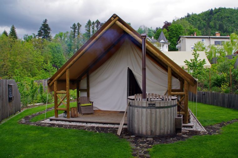 glamping-kert-ház-jakuzzi-fatüzelésű kályha