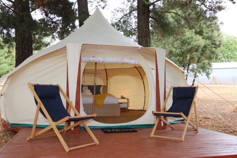 glam-camping-terrazza-legno-sedie-sdraio