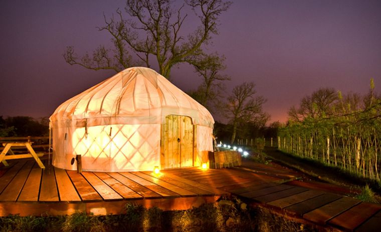 deco stílusú glamping-sátor-kerek-terasz-fa