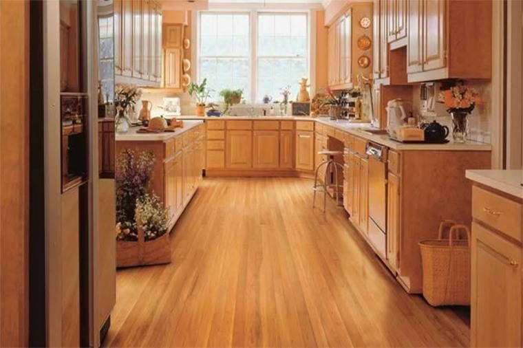 laminuotos virtuvės grindys-medis