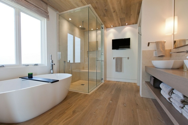 modernus parketo vonios kambarys