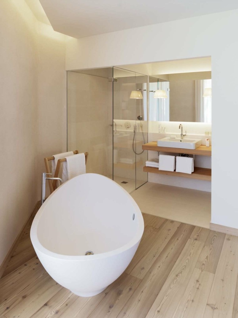minimalistinis parketas vonios kambaryje