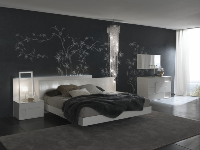 modernus-miegamasis-pilka siena-gėlių apdaila