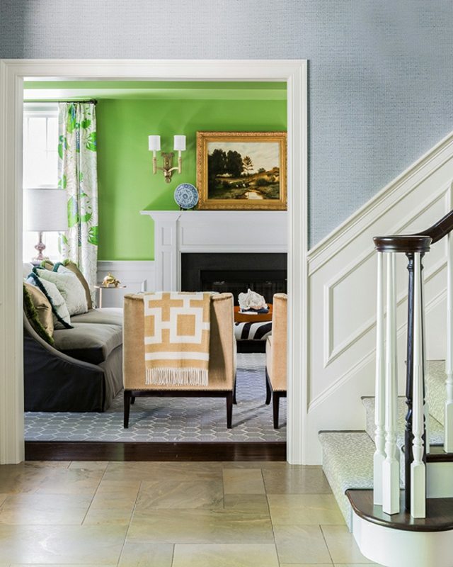 Zöld nappali világos lépcsővel