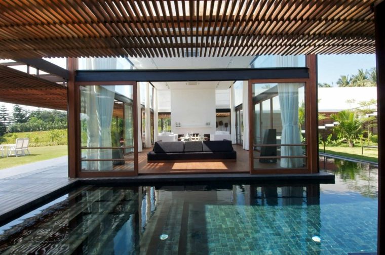moderna pergola s terasom na bazenu