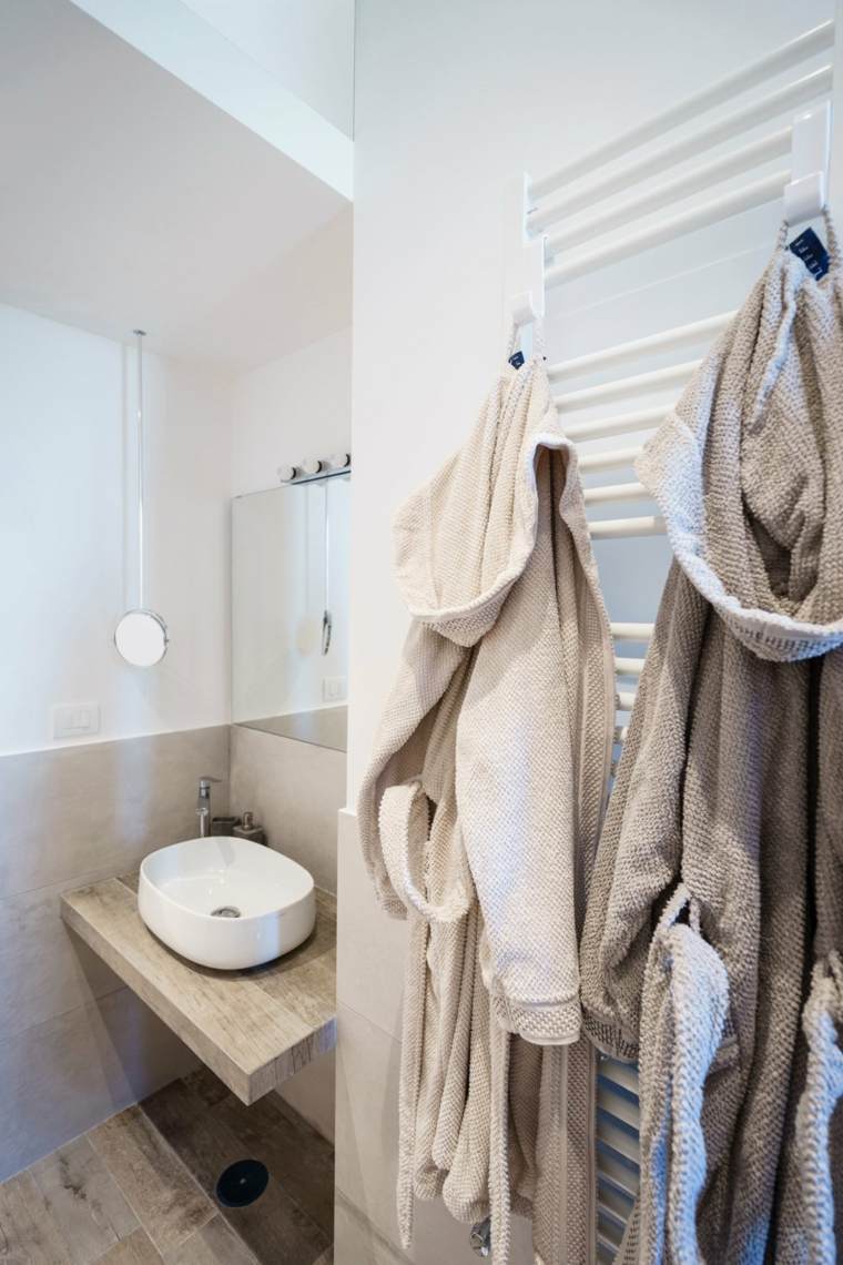 Idea di design per un bagno piccolo per un bagno in legno