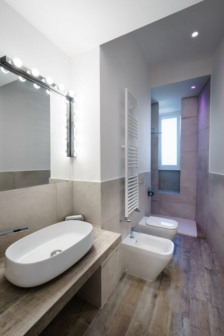 Medinio vonios kambario dizaino idėja kabantis tualetas