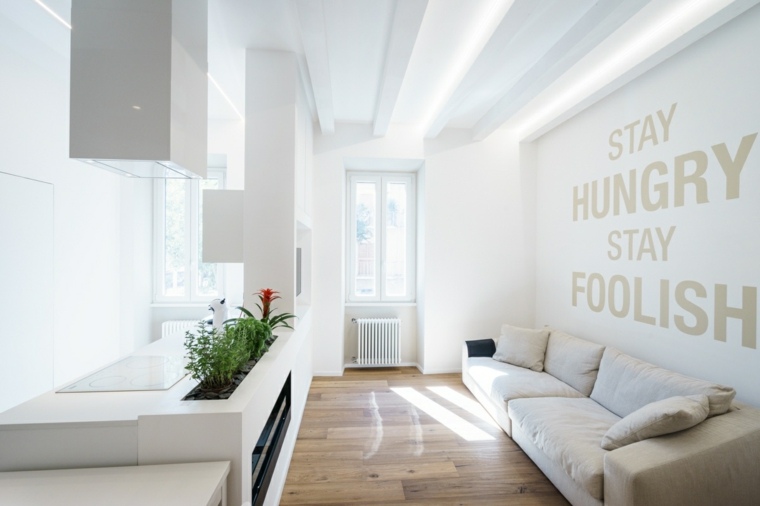 piccolo appartamento di design soggiorno divano cucina aperta