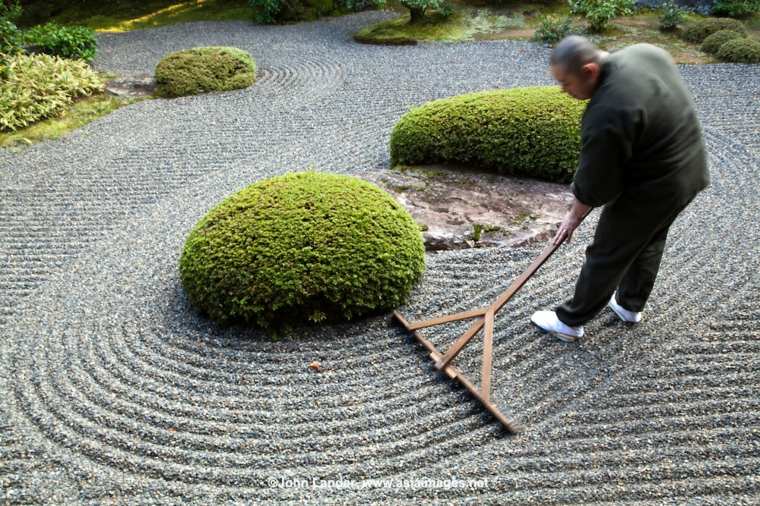 日本庭園の砂のメンテナンス