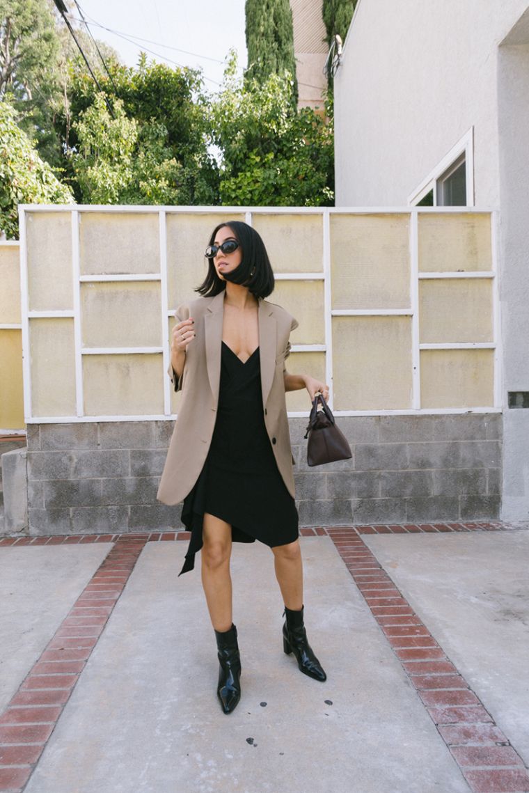 abito nero con blazer beige