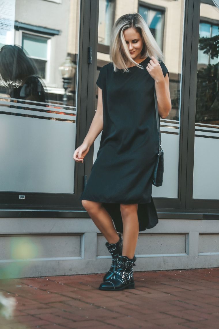 vestito nero con stivali