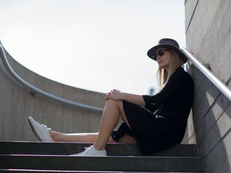 vestito nero con cappello