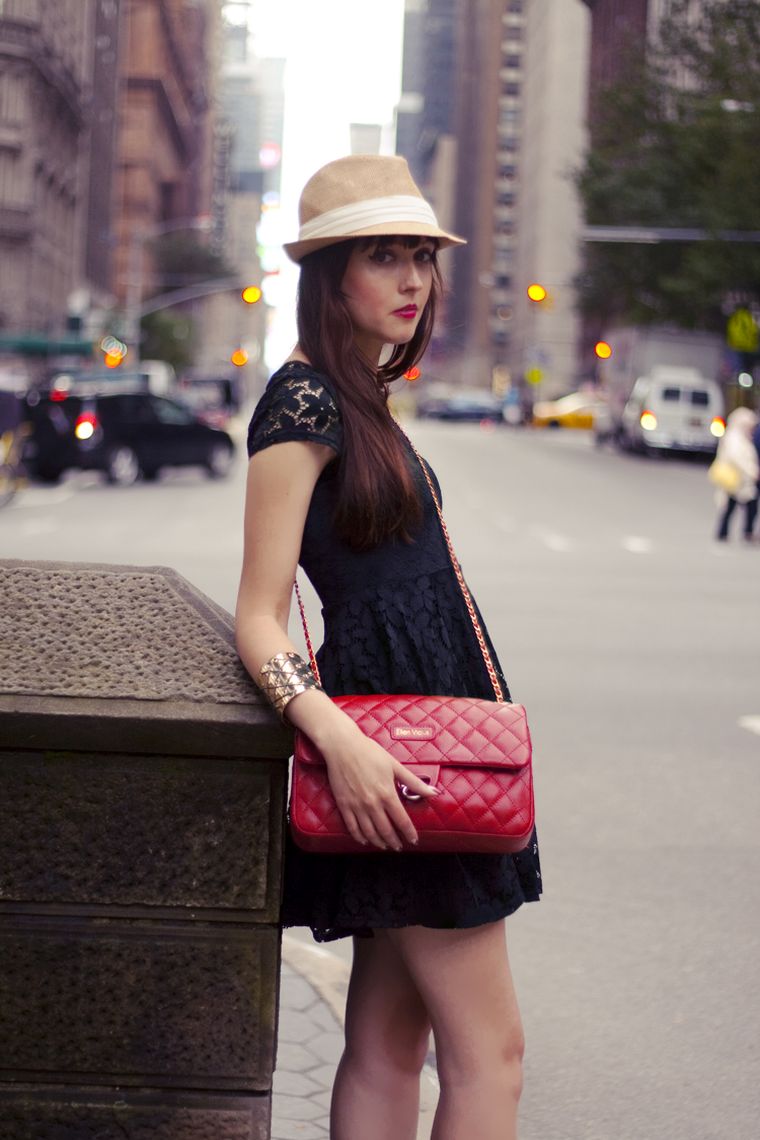 vestito nero con borsa rossa