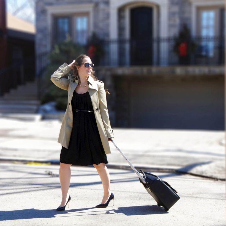 vestito nero e trench