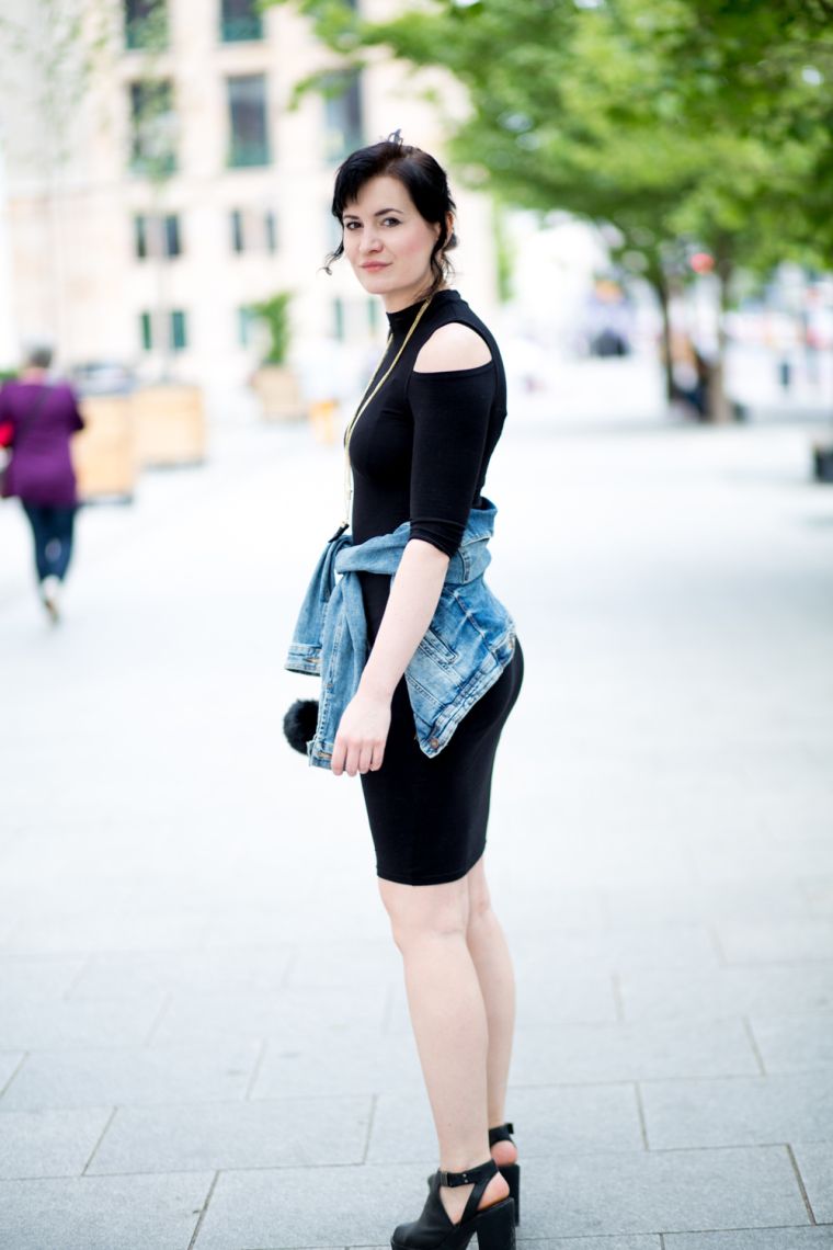 vestito nero con giacca di jeans