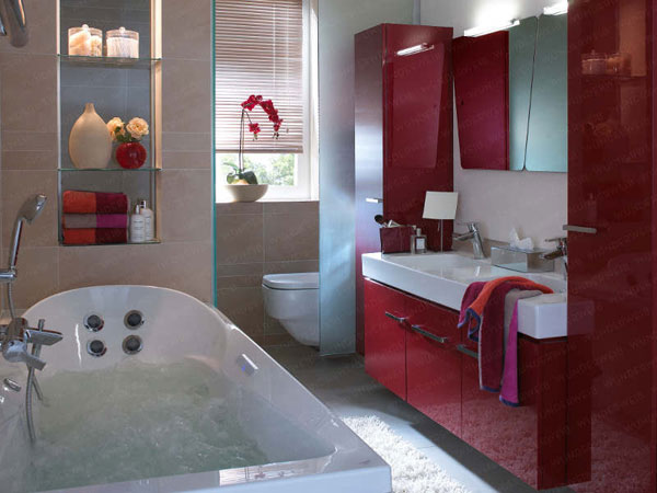 Burgundijos raudonos spalvos vonios kambario dizainas