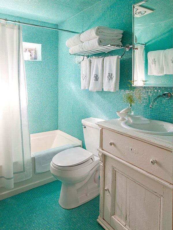 Mažas vonios kambarys su šviesiai mėlynomis plytelėmis išklotomis grindimis