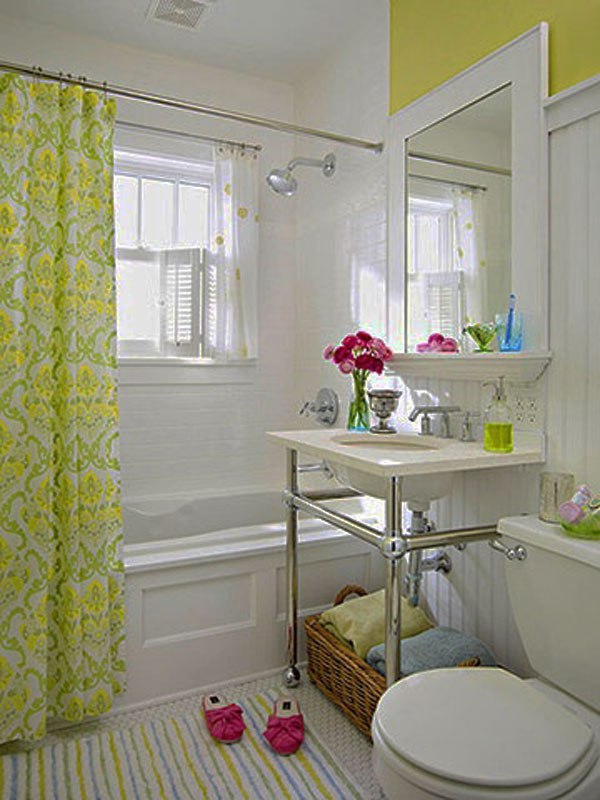 Mažas vonios kambarys šviesiomis spalvomis
