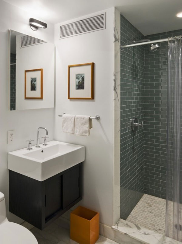 Nedidelis modernaus dizaino vonios kambarys su dušu