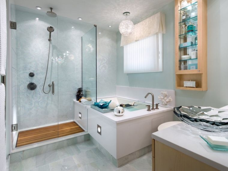 nedidelis vonios kambario išdėstymas-dušo kabina