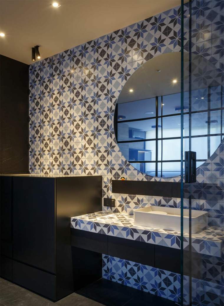 bagno quadrato alla moda con lavabo