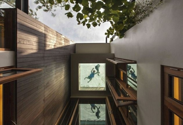 evrreaamer建築家のガラスのスイミングプールのデザインの木製の壁
