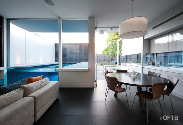 interijer kuće moderan dizajn kauča jastuk okrugli stol staklo za bazen