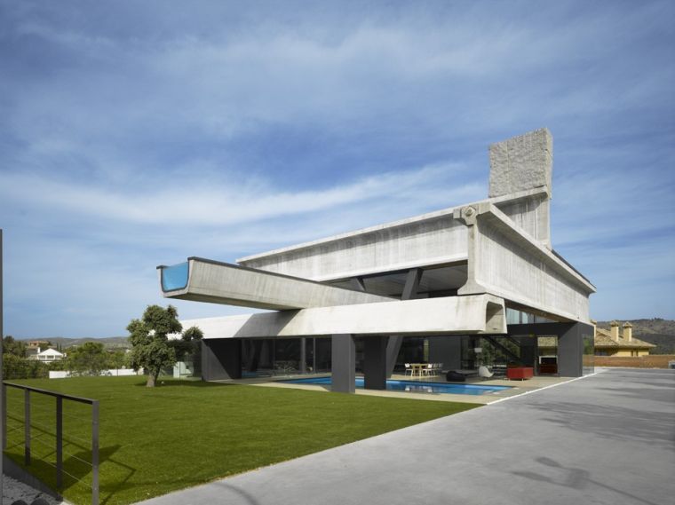 bazen-na-krovu-prozirno-zidno-betonska-kuća