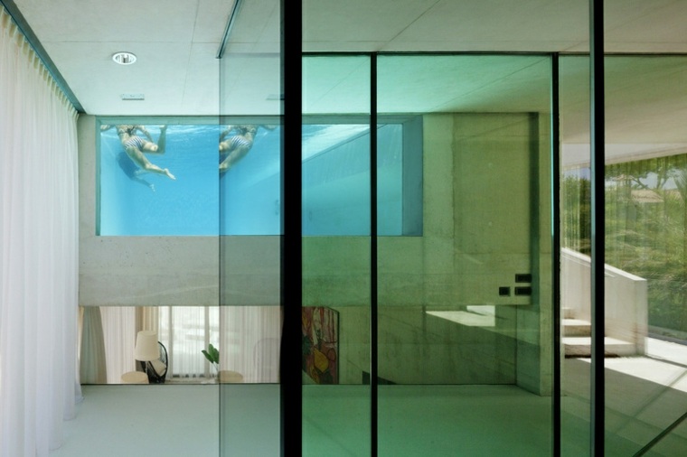 モダンなデザインの家の屋内プールガラス