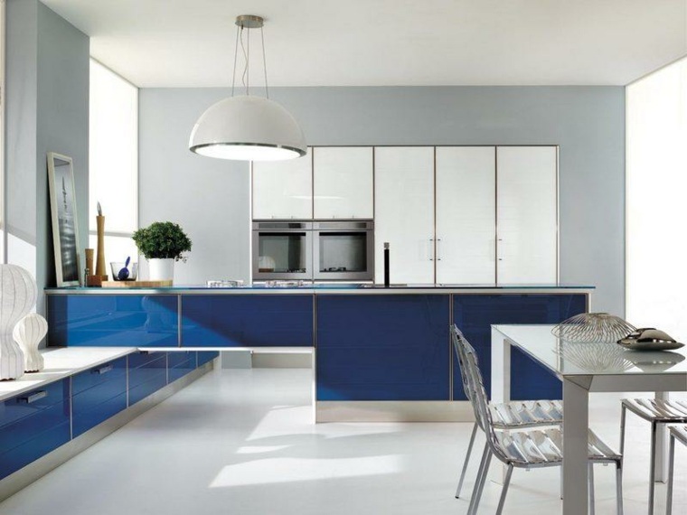 fehér konyha magas bútorok és félsziget sziget kék divatos színek lakberendezés