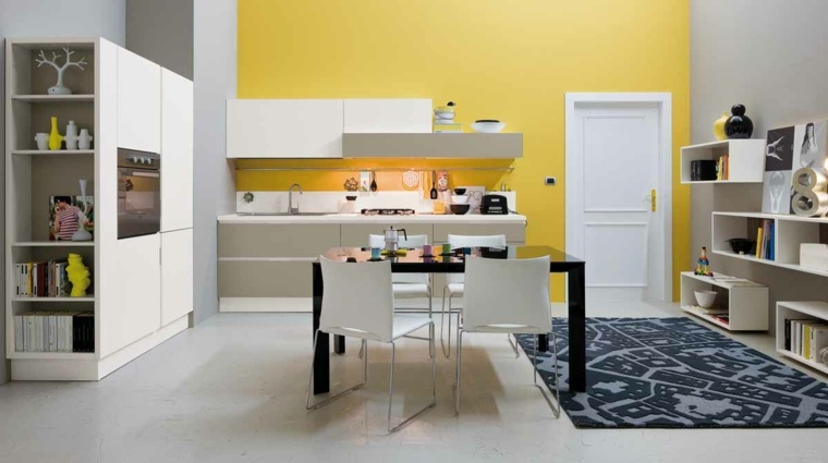 fehér konyhaszekrény atsuce nyitott polcok sárga fal szín ötletek