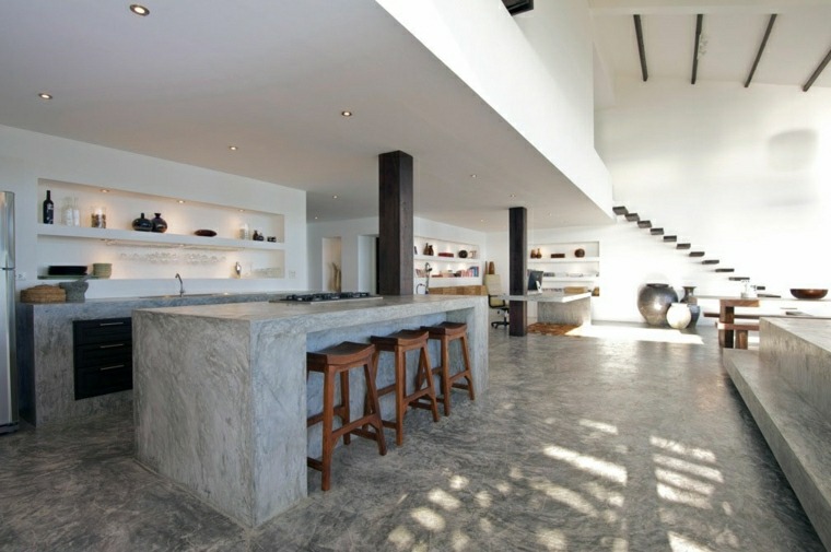 moderan interijer kuhinja otok betonska stolica drvena podna obloga