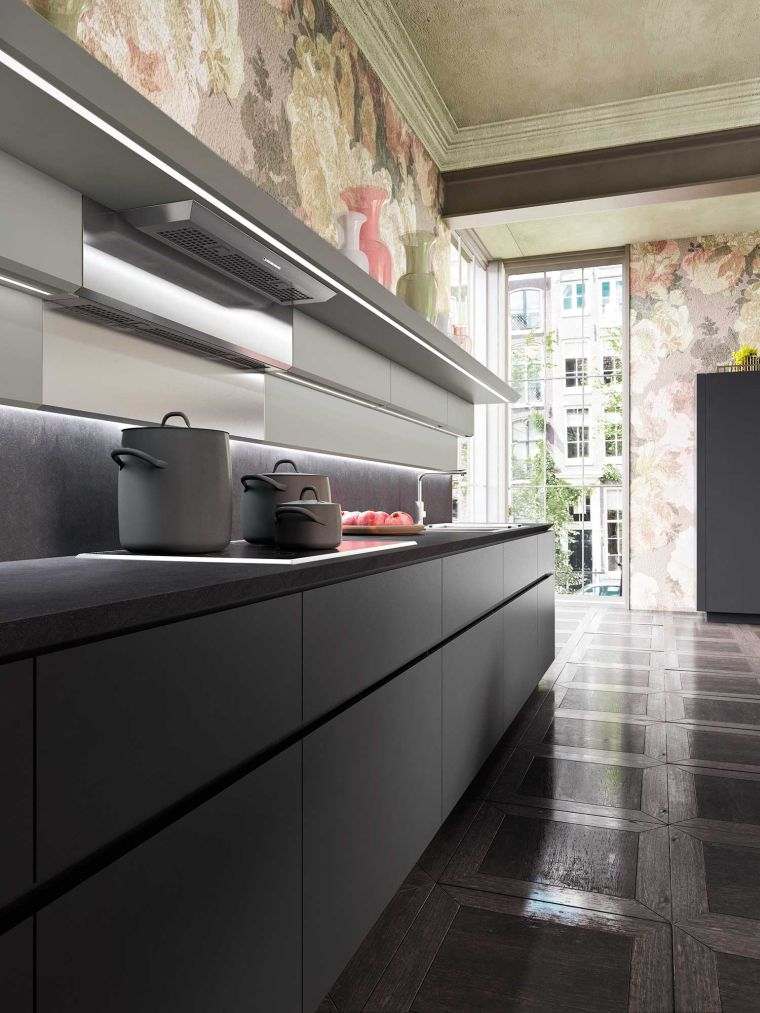 juodo granito-darbo-viršaus-led-juostelės-apšvietimo-virtuvės modelis