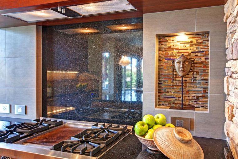 stalviršis-juodo-granito-akmens-purslų-virtuvės dizainas