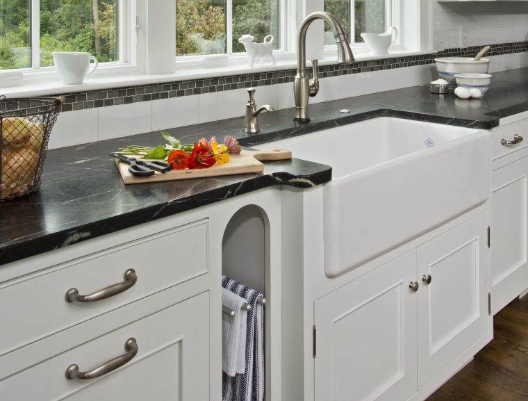 juodo granito stalviršio apdaila-šiuolaikiniai-virtuvės baldai-balti