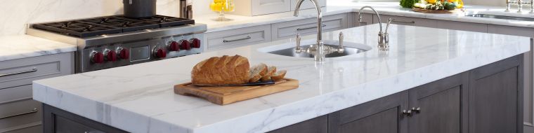 piano di lavoro in marmo grigio deco dell'isola della cucina contemporanea