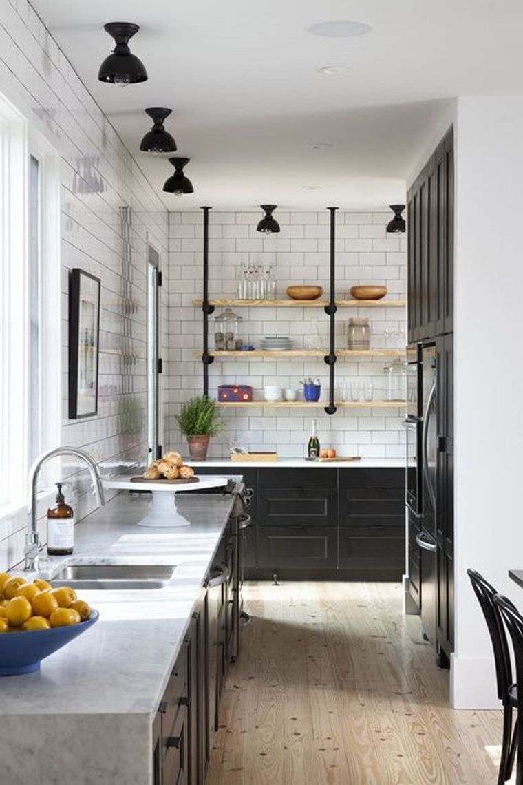 marmurinis stalviršis moderni virtuvė mažos erdvės išdėstymas