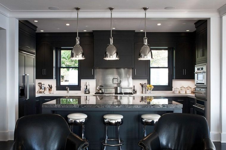 Juodo marmuro stalviršio virtuvės interjero dizainas