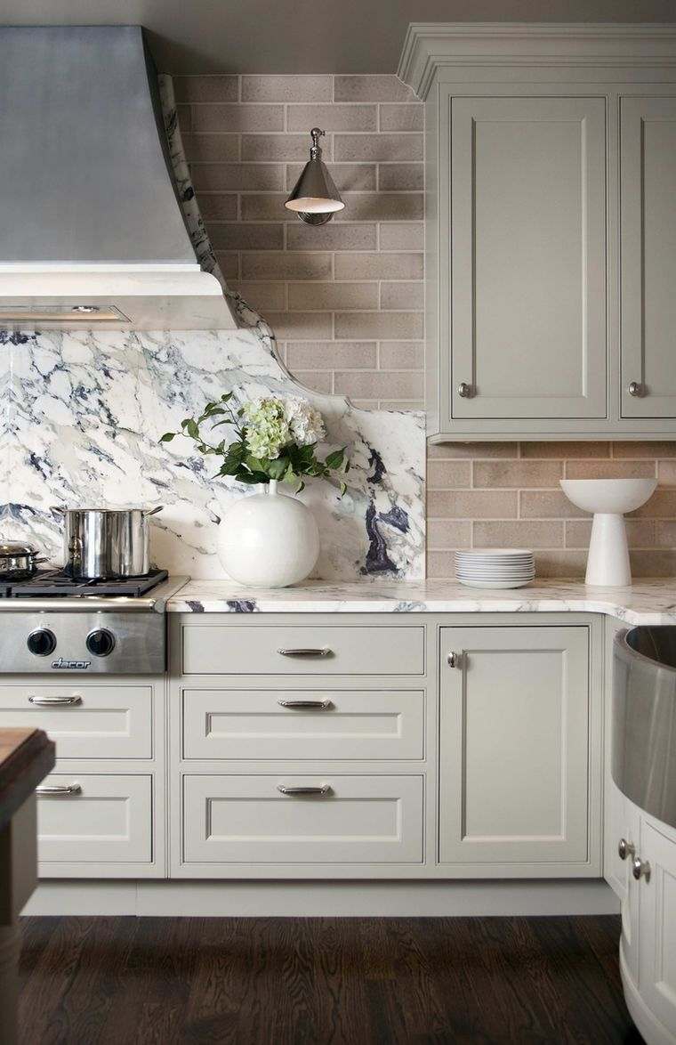 pilka virtuvės backsplash marmurinė stalviršio balta spintelė