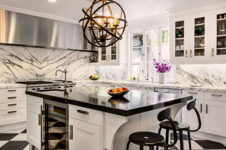 Backsplash cucina in marmo bianco a scacchi controsoffitto in piastrelle