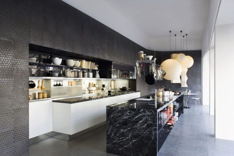 juodo marmuro stalviršio šiuolaikinė virtuvė
